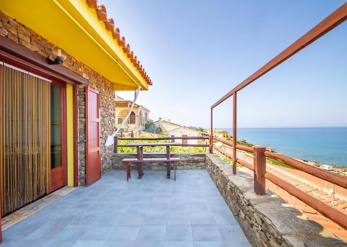 La Dolce Casa Di Luisa: Beachfront Retreat with Sea Views